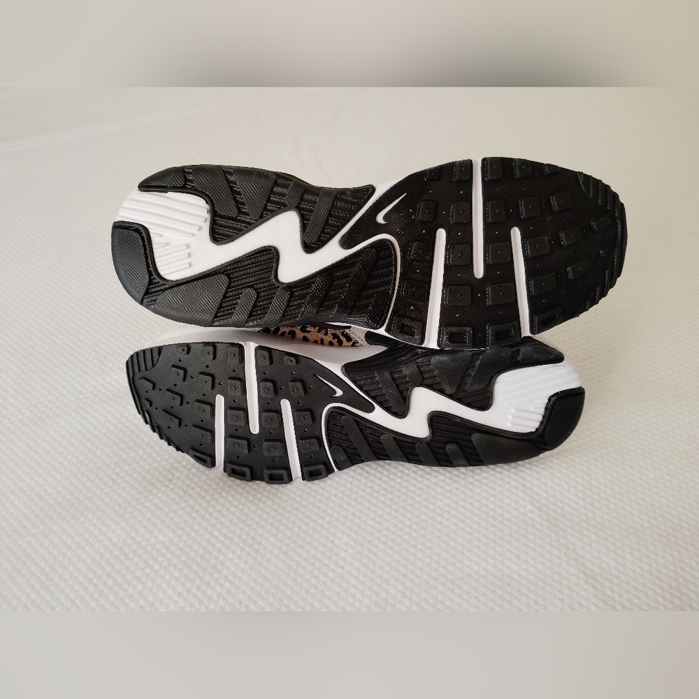 Woman's Fashion Sneakers Nike Air Max Excee Sneaker Size 11. - Picture 5 of 7